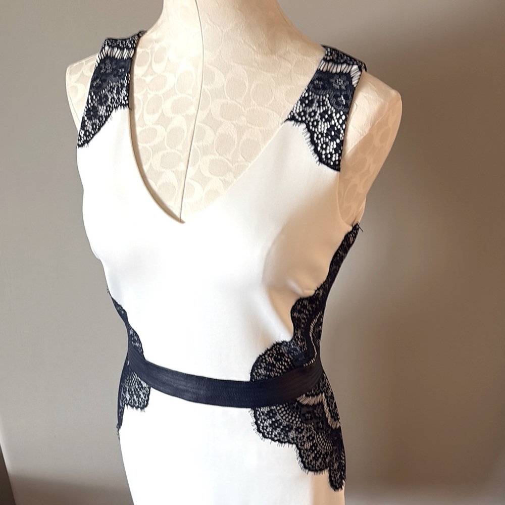 Guess White and Navy Lace Sheath Dress V-Neck Sleeveless